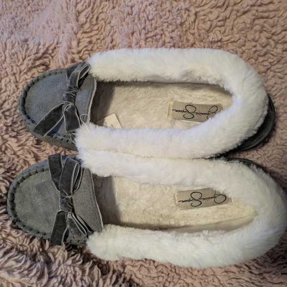 Jessica Simpsons Women's Moccasins Slippers with Cute Bow Detail - Picture 5 of 6